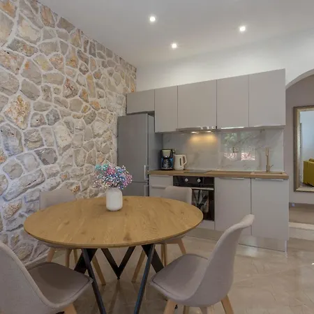 Zastupac 8761a Apartamento *