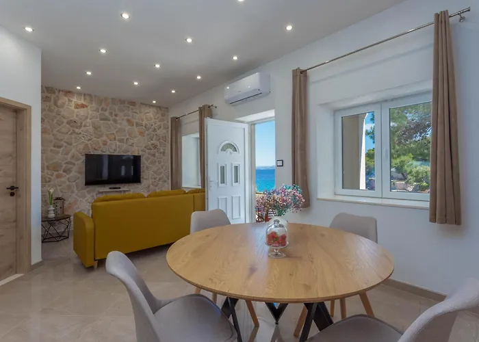 Zastupac 8761a * Hvar Town