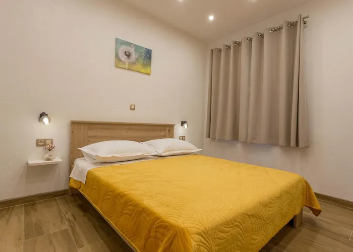 Zastupac 8761a Hvar Town